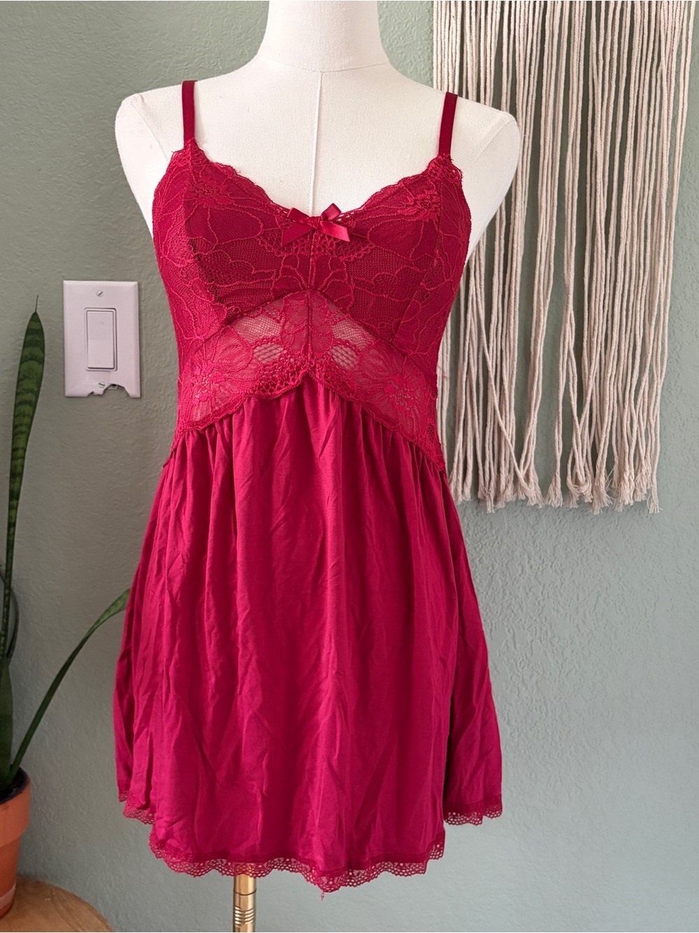 Women’s Lace Babydoll mini dress in Deep Raspberry - Unbranded